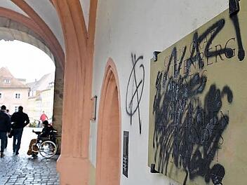 Fast bis zu Unleserlichkeit beschmiert: Das Mahnmal für Hitler-Attentäter Stauffenberg im Torbogen des Alten Rathauses. Fotos: Ronald Rinklef