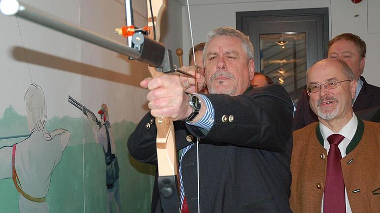 Coburgs Oberbürgermeister Norbert Tessmer (SPD) am Bogenschuss-Simulator.