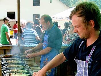 Über Holzkohle gegrillte Makrelen (Foto: Manuela Echtner)