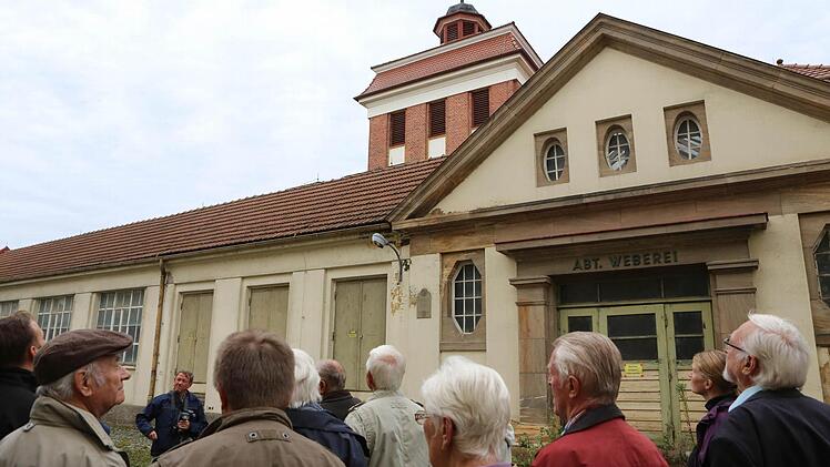 Dass das Wahrzeichen der Spinnerei, der Backstein-Turm, erhalten werden soll, ist wohl unstrittig. Er diente früher dazu, um Luft anzusauen für die Befeuchtungsanlage. Fotos: Barbara Herbst