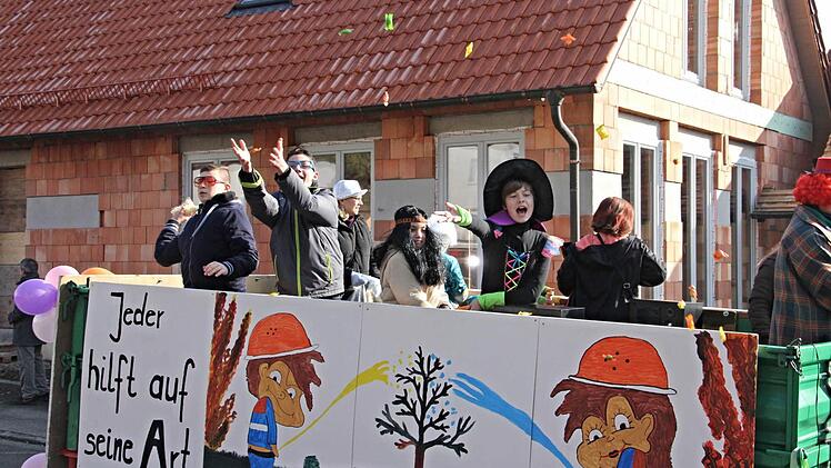 Bescheiden die Jugendfeuerwehr der Gemeinde. Sie helfen auf ihre Art, jeder wie er kann.  Foto: Helmut Will