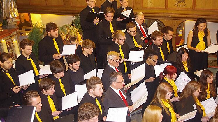 An Ende des Konzerts wurde es richtig eng im Altarraum - nämlich, als der Kirchenchor Fischbach und der Konzert-Chor der Berufsfachschule für Musik gemeinsam mehrere Stücke anstimmten.  Foto: Heike Schülein