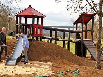 Die neuen Spielgeräte auf dem Spielplatz am Wiesenwanderweg bei Althausen stellten Bürgermeister Helmut Blank (links) und Ortssprecher Christian Beck (rechts) vor. Foto: Dieter Britz