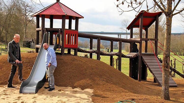 Die neuen Spielgeräte auf dem Spielplatz am Wiesenwanderweg bei Althausen stellten Bürgermeister Helmut Blank (links) und Ortssprecher Christian Beck (rechts) vor. Foto: Dieter Britz