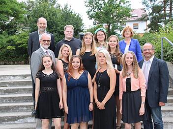 Der Leiter der Berufsfachschulen Georg Gißler (rechts) und die Fachbetreuer der Schulen Claus Berger (oben links), Eva Schorer (oben rechts) und Elmar Wiessner (links, 2. Reihe) gratulierten den Jahrgangsbesten. Foto: Heike Beudert