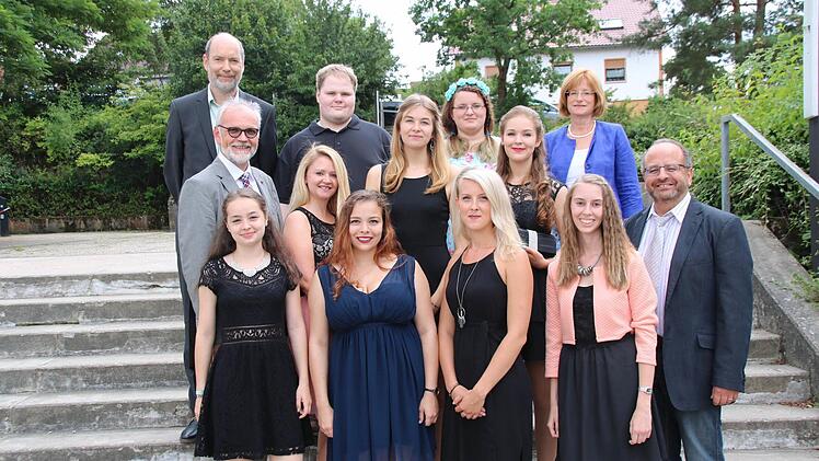 Der Leiter der Berufsfachschulen Georg Gißler (rechts) und die Fachbetreuer der Schulen Claus Berger (oben links), Eva Schorer (oben rechts) und Elmar Wiessner (links, 2. Reihe) gratulierten den Jahrgangsbesten. Foto: Heike Beudert