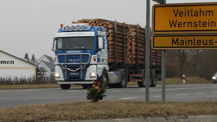 An der Kreuzung Mainleus-Mitte wird eine Ampel gebaut: Hier soll es keine Toten mehr geben. Foto: Stephan Tiroch