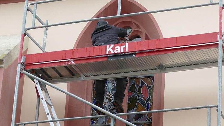 Mit Hochdruck und doch äußerst sorgfältig wird am Einbau des Lüpertz-Fensters gearbeitet. Foto: Marion Krüger-Hundrup
