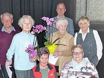 Vorsitzende Gabriele Geuther (rechts) und Kreisgeschäftsführer Juergen Beninga (hinten Mitte) ehrten Gerhard Bauersachs (von links), Lotte Brückner, Uta Meinhardt, Renate Schmidling und Ursula Hartleb für ihre langjährige Mitgliedschaft im Marienverein Neuses.  Foto: Bernd Brückner