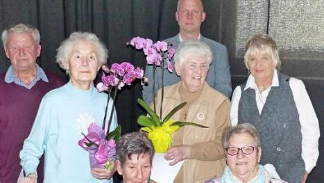 Vorsitzende Gabriele Geuther (rechts) und Kreisgeschäftsführer Juergen Beninga (hinten Mitte) ehrten Gerhard Bauersachs (von links), Lotte Brückner, Uta Meinhardt, Renate Schmidling und Ursula Hartleb für ihre langjährige Mitgliedschaft im Marienverein Neuses.  Foto: Bernd Brückner