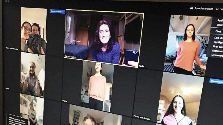 Balletttraining mal anders: Allein im Wohnzimmer und doch alle gemeinsam. Foto: Privat