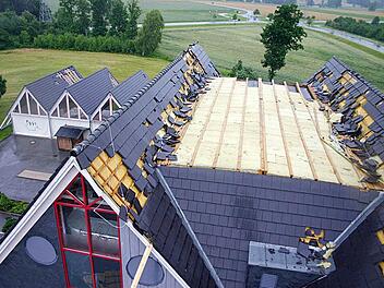 Hohen Sachschaden hat der Sturm auf dem Gelände der "Alten Weihnachtsfabrik" in Neustadt  hinterlassen. Sowohl auf dem Hauptgebäude als auch auf dem Carport (links) wurde das Dach abgedeckt. Foto: Feuerwehr Neustadt