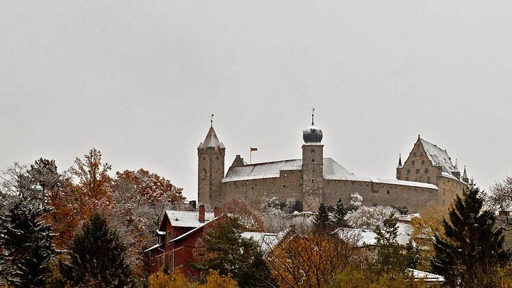 Weißes Erwachsen beim Blick hinauf zur Veste: Coburgs Wahrzeichen präsentiert sich leicht überzuckert. Foto: Jochen Berger
