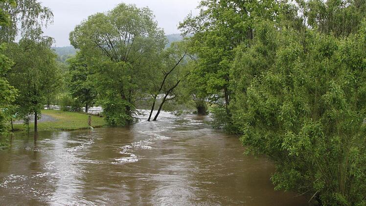 Der Weiße Main in der Ortsmitte von Fölschnitz