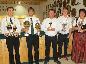 Die Gewinner des Hubertusschießens und die Könige Markus Körber (2. v. l.), Florian Lammel (4. v. l.) und Alexander Bartzik (l.) Foto: Mathias Erlwein