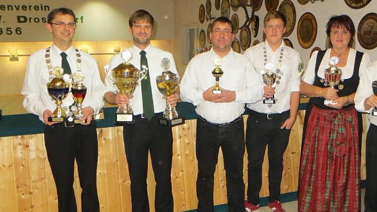 Die Gewinner des Hubertusschießens und die Könige Markus Körber (2. v. l.), Florian Lammel (4. v. l.) und Alexander Bartzik (l.) Foto: Mathias Erlwein