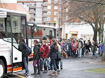 Die Situation mit den Schulbussen in Bad Kissingen am Berliner Platz (im Bild) ist nicht optimal. Das ist Allgemeingut der politisch Verantwortlichen. Verbesserungen sind trotz jahrelanger Bemühungen bislang nicht umgesetzt. Die CSU-Fraktion macht jetzt einen neuen Vorstoß. Foto: Archiv