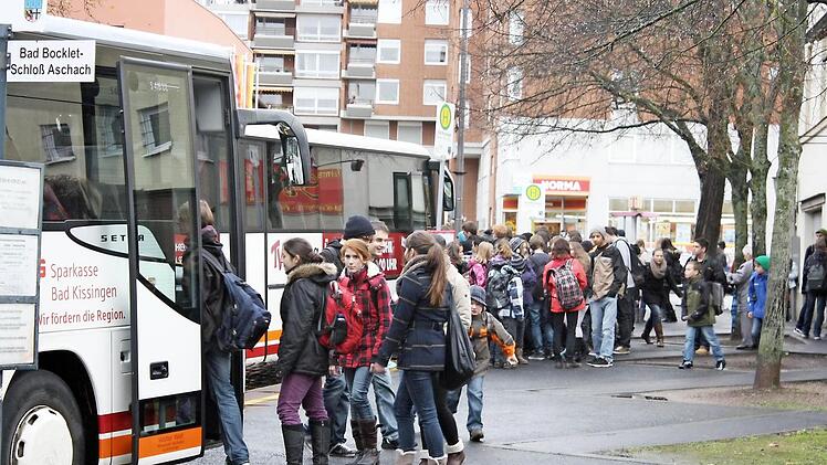 Die Situation mit den Schulbussen in Bad Kissingen am Berliner Platz (im Bild) ist nicht optimal. Das ist Allgemeingut der politisch Verantwortlichen. Verbesserungen sind trotz jahrelanger Bemühungen bislang nicht umgesetzt. Die CSU-Fraktion macht jetzt einen neuen Vorstoß. Foto: Archiv