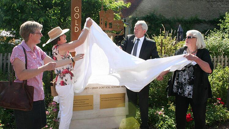 Auf einem Denkmal wurden die bisherigen Stationen des Wettbewerbs festgehalten. Für weitere Erfolge ist noch Platz.  Foto: Evi Seeger