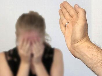 Eine Ohrfeige mit der flachen Hand: Einem Ehemann ist vor einigen Monaten gegenüber seiner Ehefrau - salopp gesprochen - unter anderem die Hand ausgerutscht.  Symbolfoto: Sarah Dann
