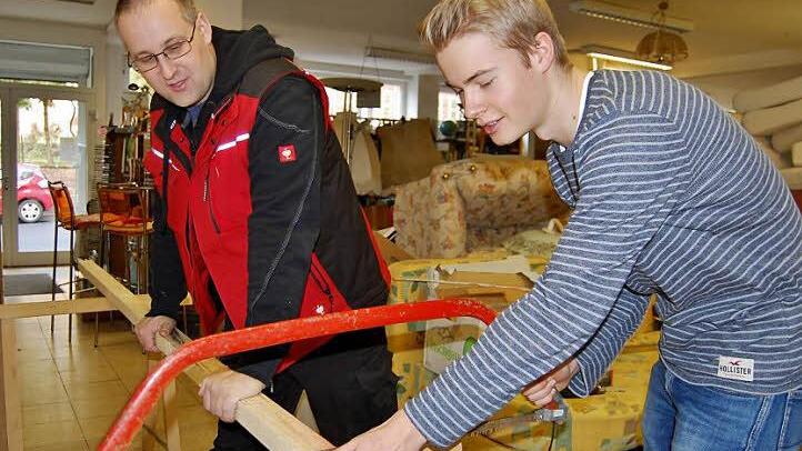 David Seubert (rechts) zimmerte mit Lagerleiter Peter Ventur ein Regal bei ihrem sozialen Arbeitseinsatz beim Verein Kidro. Fotos: Sigismund von Dobschütz