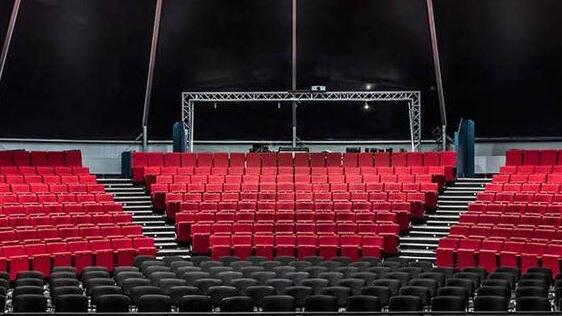 Blick in den Zuschauerraum des Landshuter Theaterzeltes. Foto: Peter Litvai