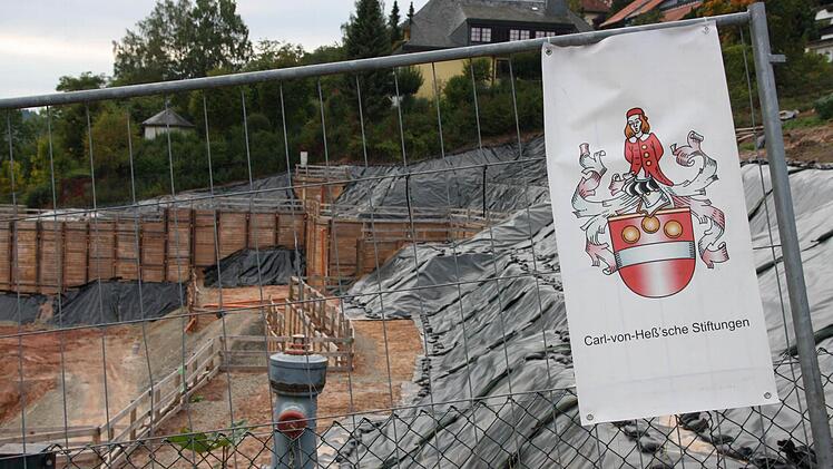 Bauherr ist die Carl von Heß'sche Sozialstiftung des Landkreises Bad Kissingen. Sie hat durch die Kostenexplosion den größten Schaden. Foto: Ralf Ruppert