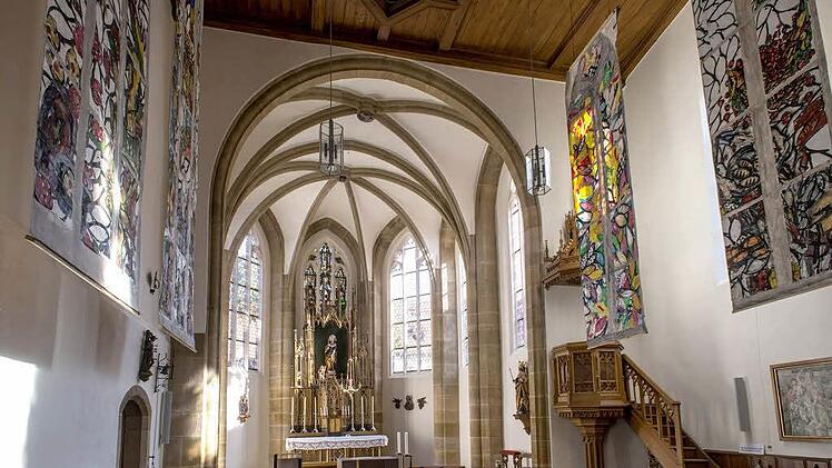 Blick in die Kirche St. Elisabeth mit den Entwürfen von Markus Lüpertz Foto: Bernhard Kümmelmann