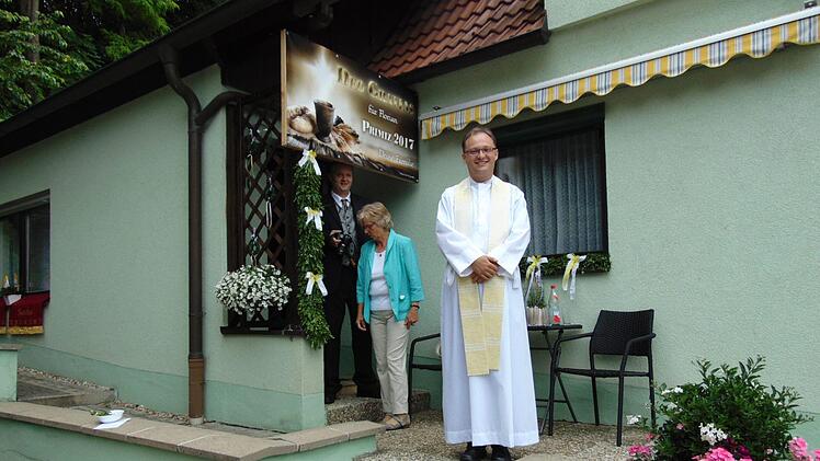 Florian Sassik vor seinem Elternhaus  Foto: Petra Malbrich