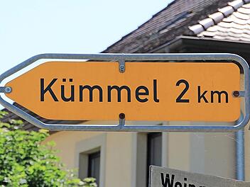 Gut aufpassen: Der Hinweis für den Abzweig in Kleukheim steht unauffällig an der Kirche.