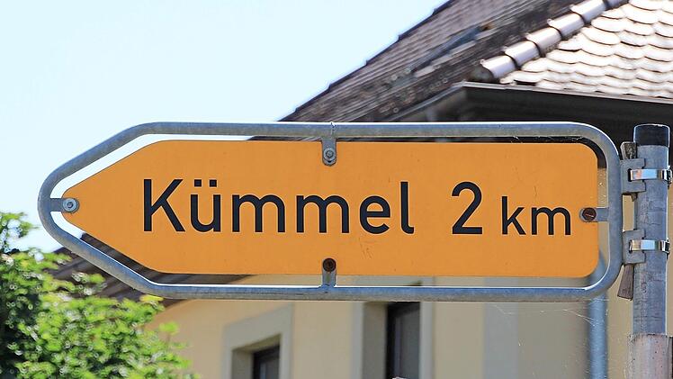 Gut aufpassen: Der Hinweis für den Abzweig in Kleukheim steht unauffällig an der Kirche.