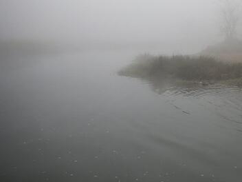 Eigentlich wollte der Junge ja vor der Polizei fliehen - doch der Fluss entpuppte sich  als k&auml;lter als gedacht... Symbolbild: Skanda Gautam/ZUMA Wire/dpa