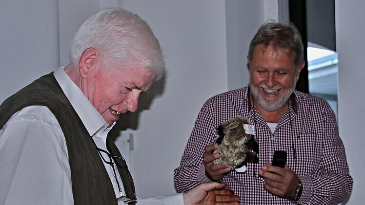 Manfred Fausten (links) sprach für die Stadt Ebern ein Grußwort bei der Eröffnung der neuen Räume des Foto-Creativ-Kreis Ebern und übergab den "Lützel" an Vorsitzenden Steffen Schanz. Helmut Will