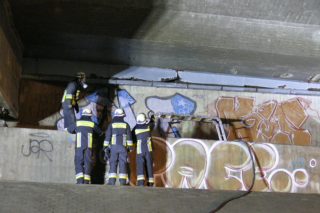 Wassermassen reißen Loch in Hafenbrücke - Frankenschnellweg in Nürnberg gesperrt