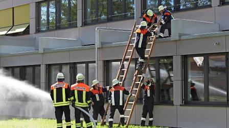 Der Zugriff bei der Übung erfolgte über den Westflügel der Schule, teils mit Stehleitern. So wurden die "Vermissten" befreit.  Foto: Christiane Reuther