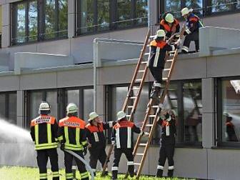 Der Zugriff bei der Übung erfolgte über den Westflügel der Schule, teils mit Stehleitern. So wurden die "Vermissten" befreit.  Foto: Christiane Reuther
