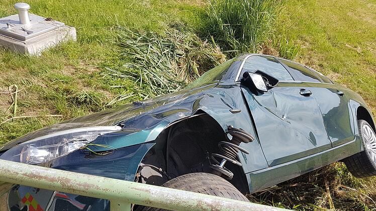 Leicht verletzt hat sich gestern der Fahrer eines BWM  bei einem Unfall zwischen Buch und Gremsdorf.  Foto: Christian Bauriedel