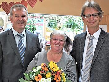 Hans Beck (l.) und Andreas Steinbauer gratulierten Inge Stecklina-Seppel zum Dienstjubiläum. Foto: privat
