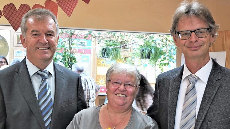 Hans Beck (l.) und Andreas Steinbauer gratulierten Inge Stecklina-Seppel zum Dienstjubiläum. Foto: privat