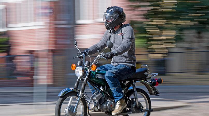 Mopedunfall im Kreis Kulmbach: Jugendlicher (17) kracht gegen Verkehrszeichen