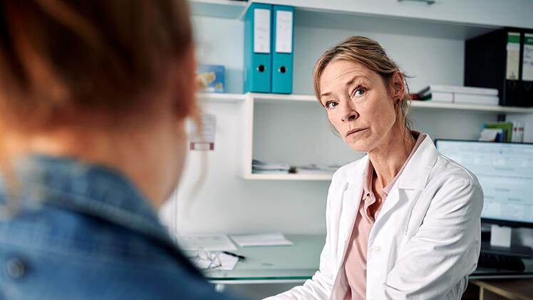 Dr. Sch&ouml;ller-Hahnfeld (Jenny Schily) ber&auml;t Frauen in Not pragmatisch und unkompliziert. Viele kommen zu ihr, weil sie einen Schwangerschaftsabbruch vornehmen wollen.