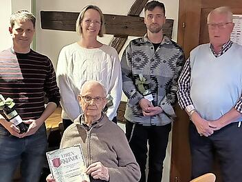 Auf dem Bild (von links): Vorsitzender Christian Mittelst&auml;tt (10 Jahre), Bettina Pachter (20 Jahre), Michael Schauer (10 Jahre), Zweiter Vorsitzender Gabriel Vonbrunn und (sitzend) das neu ernannte Ehrenmitglied Fritz Herrmann.