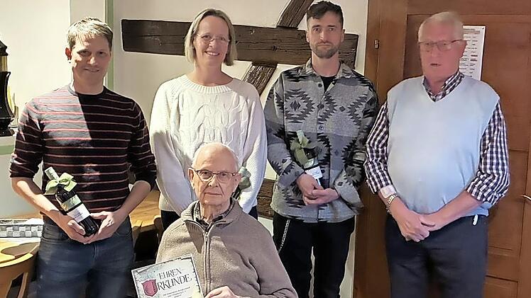 Auf dem Bild (von links): Vorsitzender Christian Mittelst&auml;tt (10 Jahre), Bettina Pachter (20 Jahre), Michael Schauer (10 Jahre), Zweiter Vorsitzender Gabriel Vonbrunn und (sitzend) das neu ernannte Ehrenmitglied Fritz Herrmann.