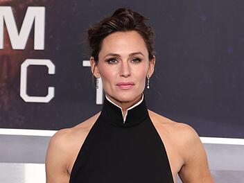 Jennifer Garner Im Interview plaudert Schauspielerin Jennifer Garner darüber warum die schönsten Erinnerungen an ihrer Serie nicht während den Dreharbeiten entstehen.