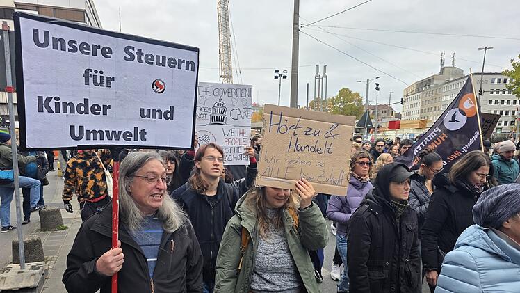 N&uuml;rnberger Gen-Z-Proteste kochen hoch: Feuerwerk, Flaschen- und Steinw&uuml;rfe