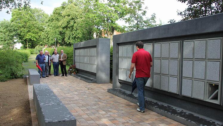 Ein zweiter Ortstermin führte den Bauauschuss auf den Friedhof, wo zwischenzeitlich zwei weitere Urnenwände aufgestellt wurden.  "Das dürfte eine Zeit lang reichen", vermutete der Bürgermeister ob 72 neuer Urnennischen.