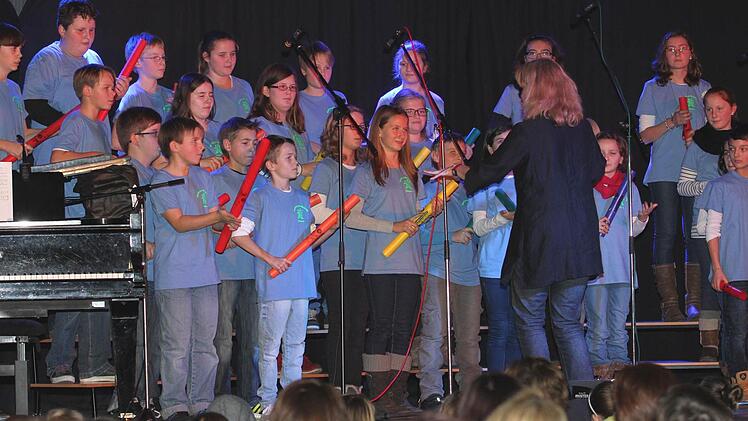 Dass man mit unterschiedlichen Röhren tolle Musik machen kann, bewiesen diese Schüler unter Gabriele Sohmer. Foto: gg