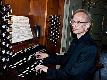 Coburgs Kirchenmusikdirektor Peter Stenglein an der Schuke-Orgel der Morizkirche. Foto: Archiv / Jochen Berger
