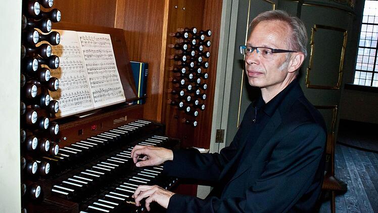 Coburgs Kirchenmusikdirektor Peter Stenglein an der Schuke-Orgel der Morizkirche. Foto: Archiv / Jochen Berger