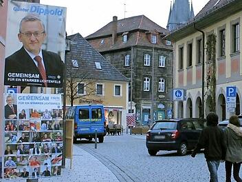 Hat den Verzicht auf sein Stadtratsmandat erklärt: Günter Dippold. Unser Bild zeigt sein Plakat am Wahltag vor dem Lichtenfelser Rathaus. Foto: Popp
